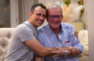 Periodista José Patiño y su padre, quien falleció por el terremoto del pasado 10 de agosto.