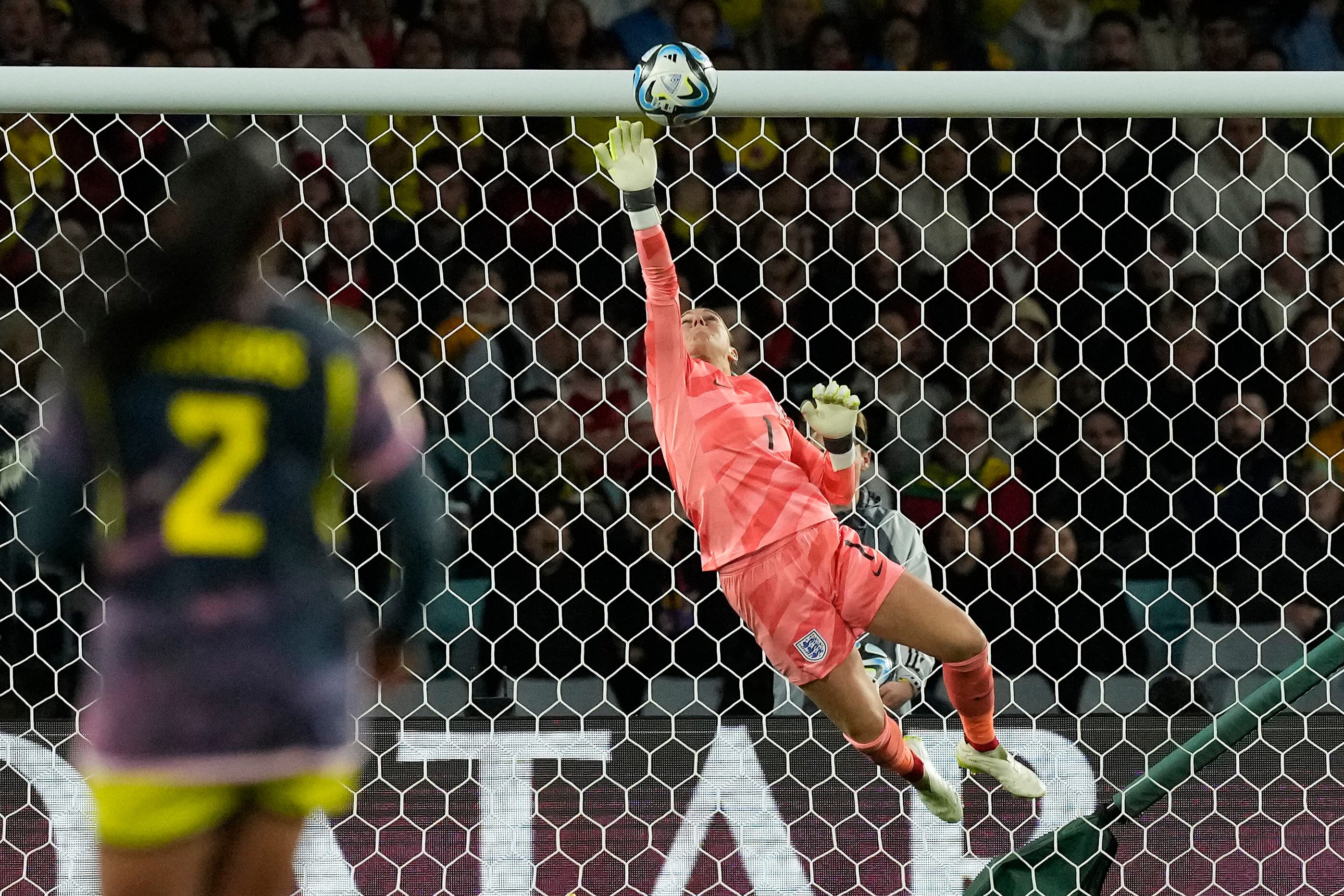 La arquera de Inglaterra Mary Earps hace una atajada durante el partido de fútbol de cuartos de final de la Copa Mundial Femenina entre Inglaterra y Colombia en el Estadio Australia en Sydney, Australia, el sábado 12 de agosto de 2023. (Foto AP/Mark Baker)