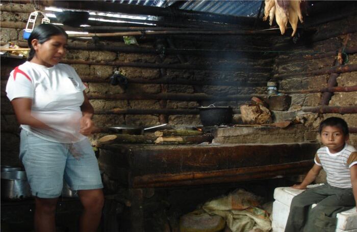 Maria Eugenia es uno de los habitantes de las lomas de El Trapiche. Dice que cuando hay combates ella y sus cinco hijos se refugian en la casa.