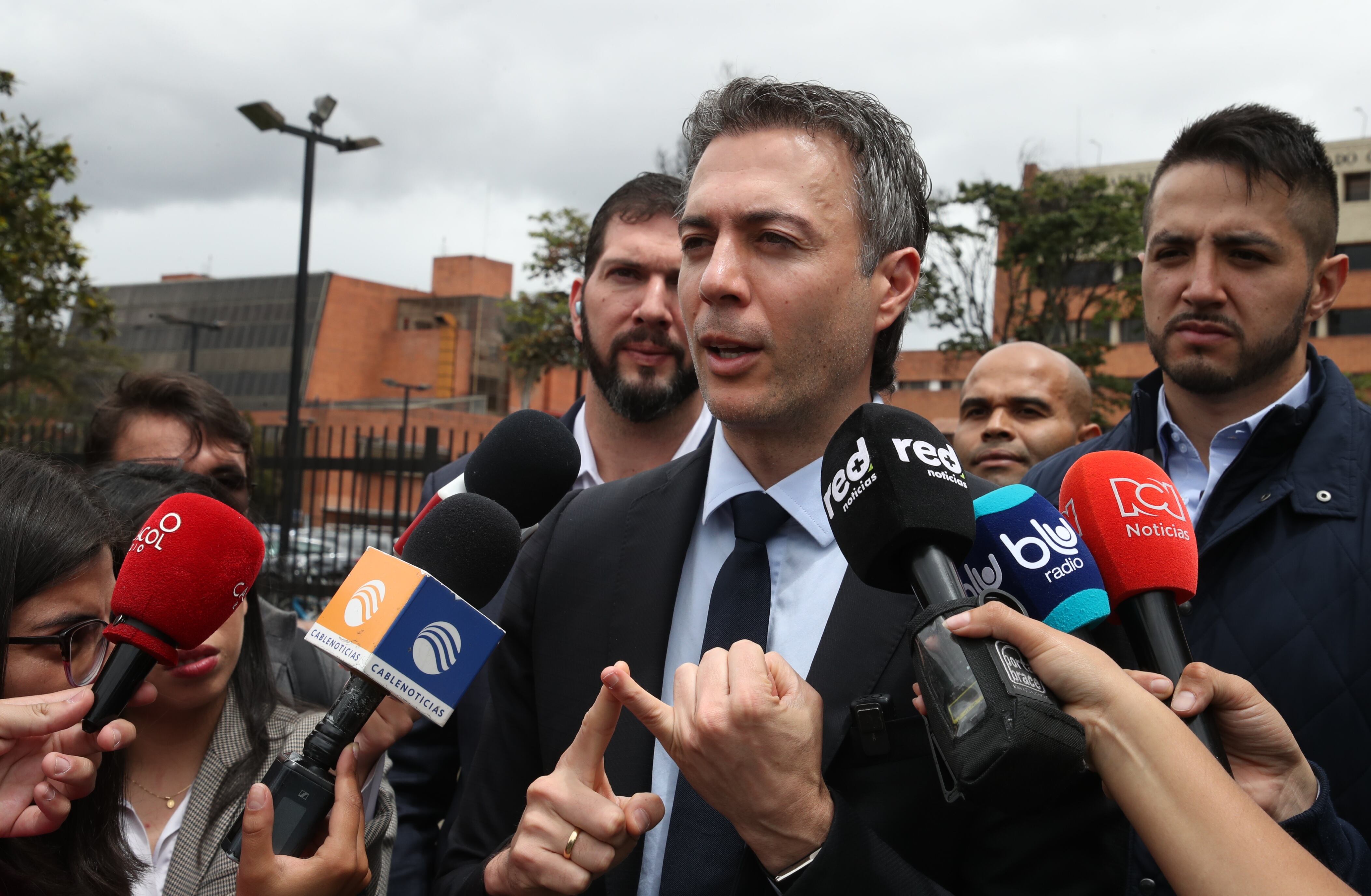 Rueda de prensa del precandidato Daniel Quintero en la entrada principal de la Registraduría Nacional del Estado Civil.