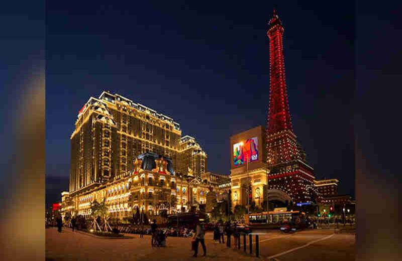 El hotel 'Parisian' fue inaugurado en París y ha llamado la atención por las réplicas que tiene en su interior de la Torre Eiffel, el Arco del Triunfo, los Campos Elíseos, la Avenida Montaigne y la Fontaine des Mers.