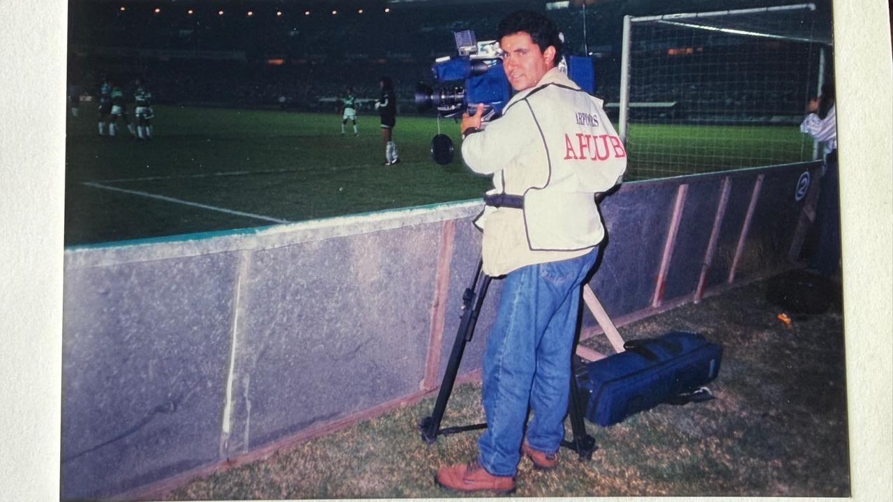 Orlando Ramírez hizo de todo, desde novelas hasta partidos de fútbol. Al fondo, el portero René Higuita.