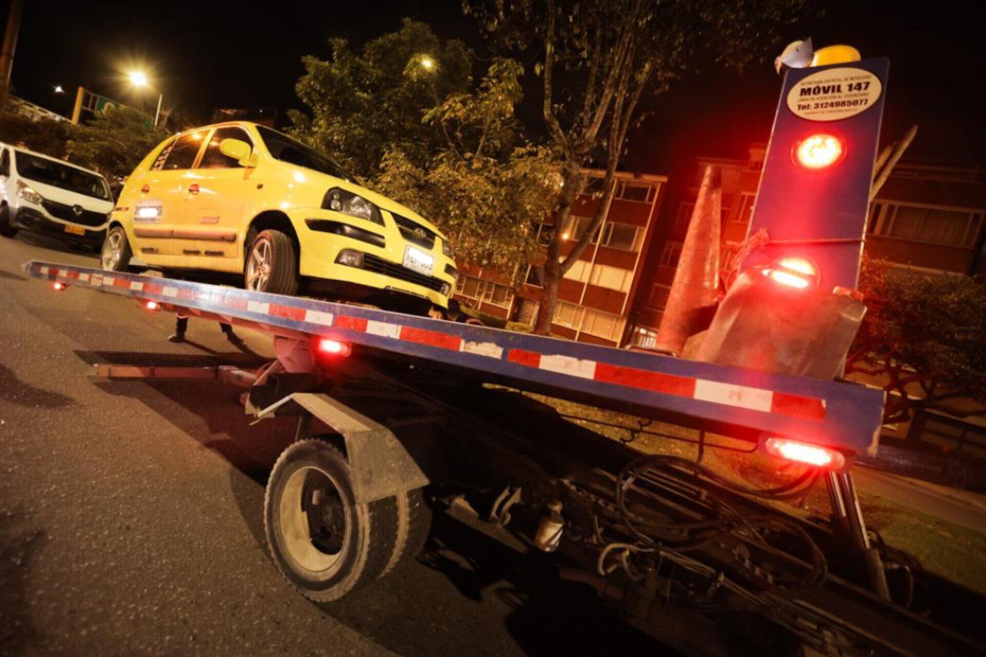 Un taxi fue inmovilizado por ser usado para participar en piques ilegales en Bogotá.