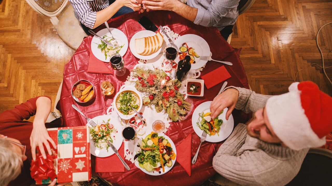 Un festín navideño puede generar sensación de plenitud y somnolencia, pero los efectos a largo plazo dependen de la frecuencia y el tipo de alimentos consumidos.
