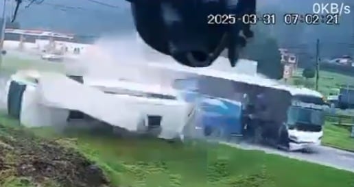 Dos buses de transporte público chocaron y se salieron de la vía, cayendo en un pastizal a los lados de la carretera.