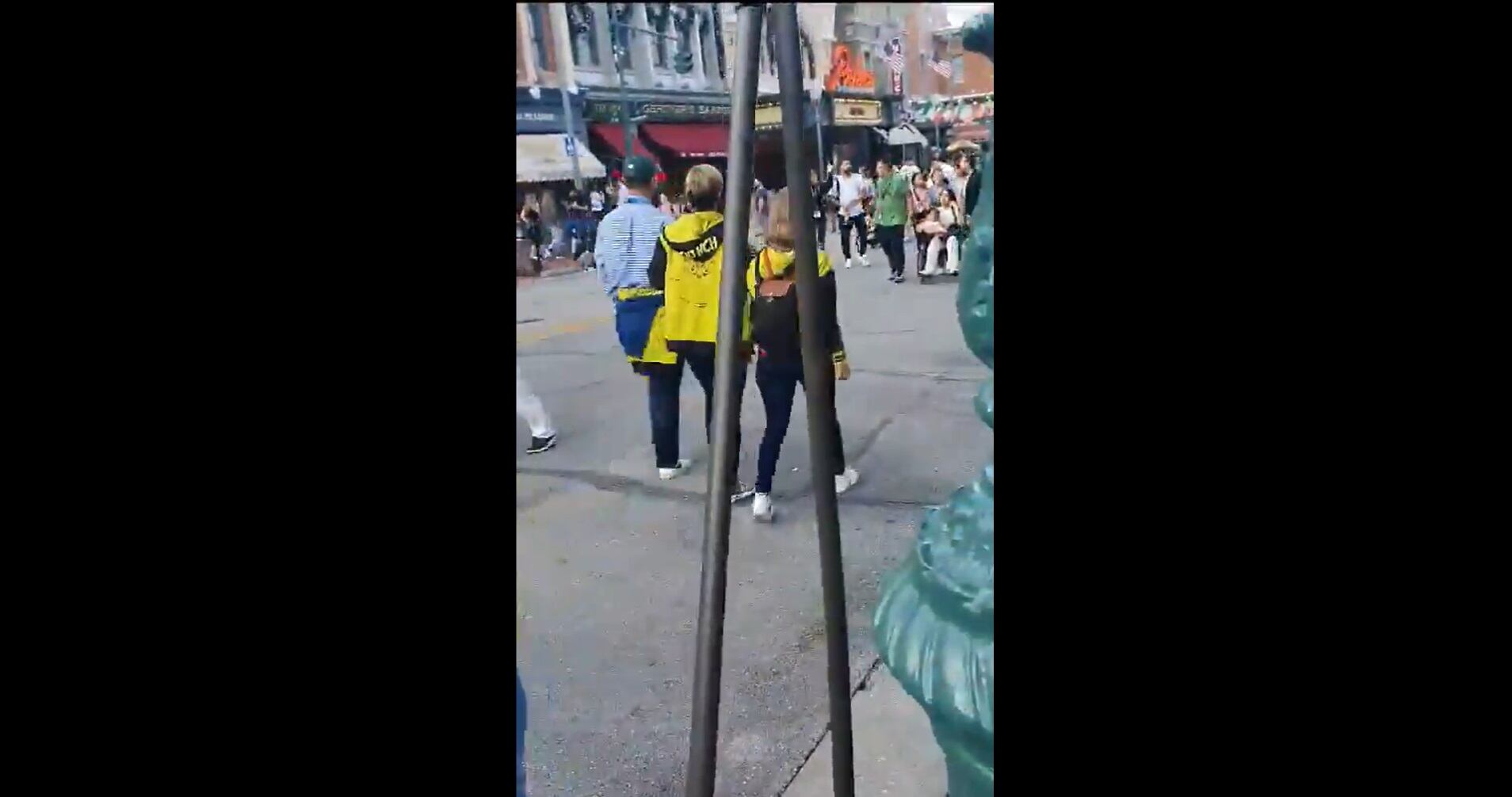 “Esto pasó con mi hija en un parque en la Florida, EE. UU, al que fue mi hija con su familia. Así la trató una señora colombiana de derechas”, posteó Petro.