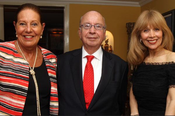 Elvira Cuervo de Jaramillo, Rómulo González y Beatriz de González.