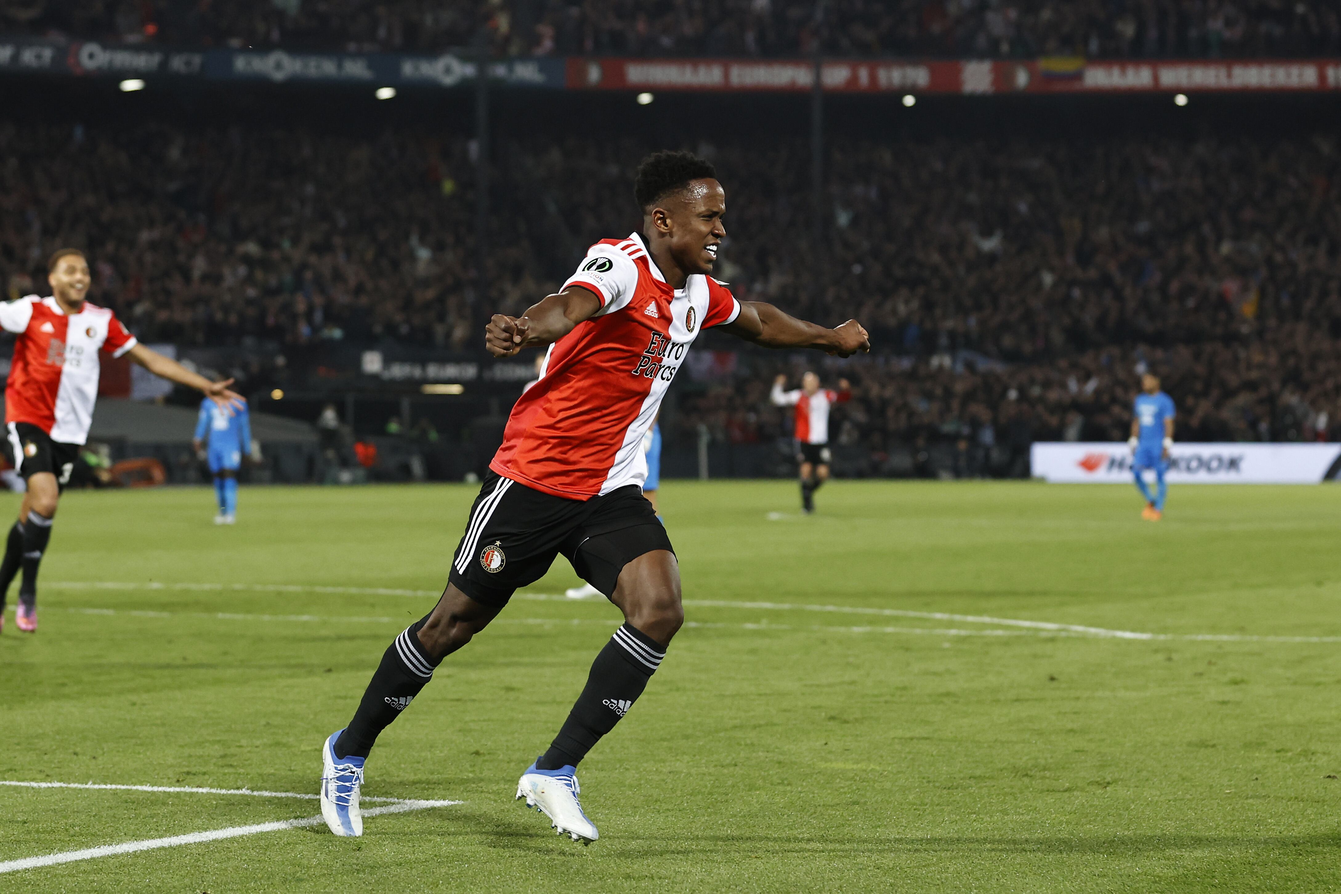 Luis Sinisterra puso gol y asistencia para su equipo