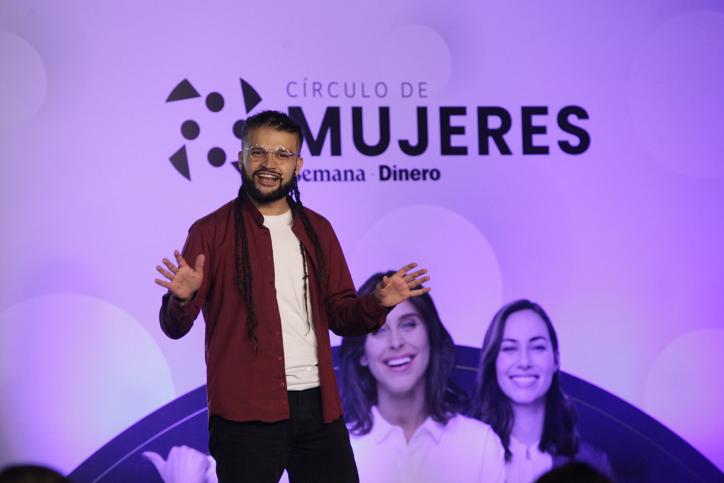 Riveros explicó el concepto de infoproductos, destacando la versatilidad y el potencial de esta industria en crecimiento.

Circulo de Mujeres, evento 14 de junio de 2024
Foto Lesly Sánchez