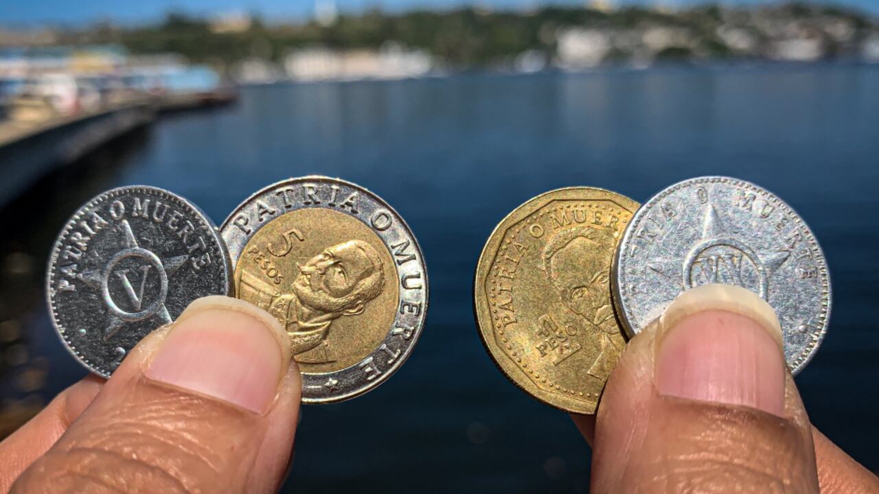 Monedas cubanas con el eslogan político “Patria o Muerte”.