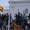 El presidente Rajapaksa, había abandonado su país a bordo de un avión militar, en medio de una ola de protestas que llevó a un grupo de manifestantes, incluso, a tomarse la residencia presidencial.