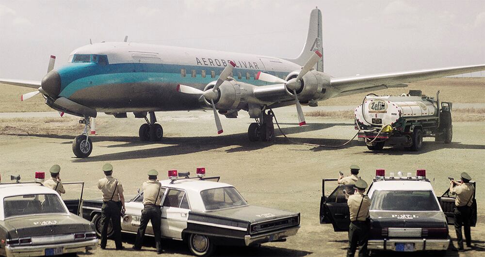 Recrear el tenso y absurdo episodio de la vida real implicó un esfuerzo de producción enorme, que exigió preparar varios tipos de aviones para las distintas tomas y secuencias.