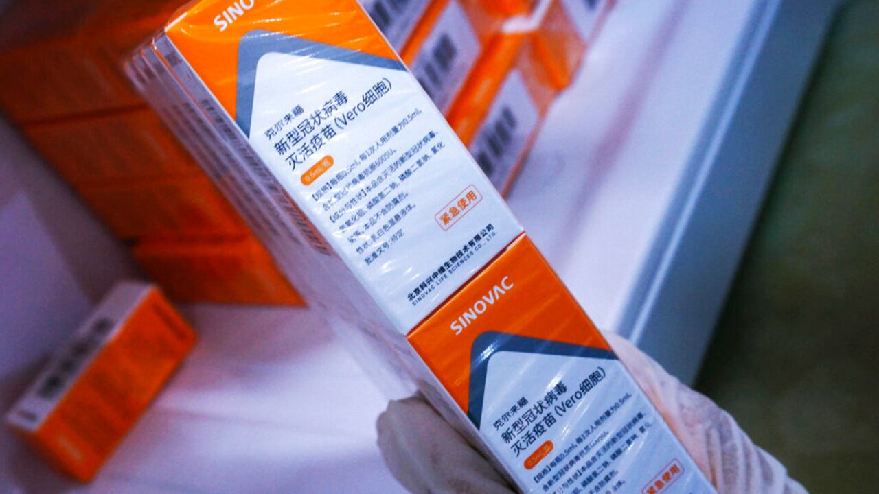 Una enfermera saca un paquete con dosis de la vacuna Sinovac contra el COVID-19 en un centro de saludo en Hangzhou, China. (Chinatopix vía AP)