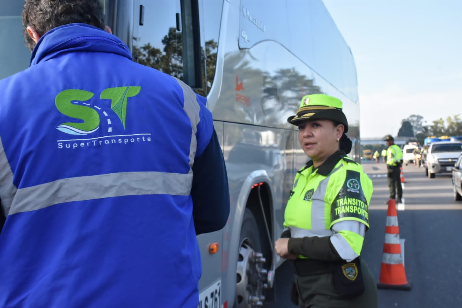 Para este puente festivo, la SuperTransporte intensifica su presencia
de control efectivo en 27 terminales, 21 aeropuertos, 7 cuerpos de
agua y 5 estaciones de cable.