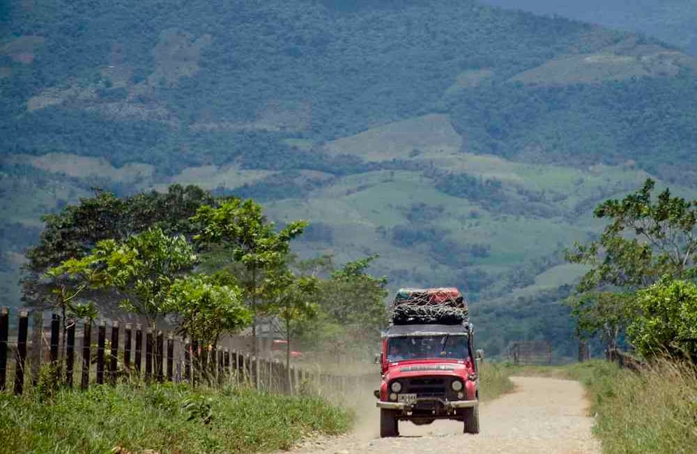 Actualmente las rutas escolares son unos camperos Toyota y madres como Alba Luz Triviño ha hecho la solicitud para que la alcaldía envié rutas mas grandes y así sea mas cómoda la trayectoria de los niños hasta la escuela. Foto:  Diana Rey / SEMANA