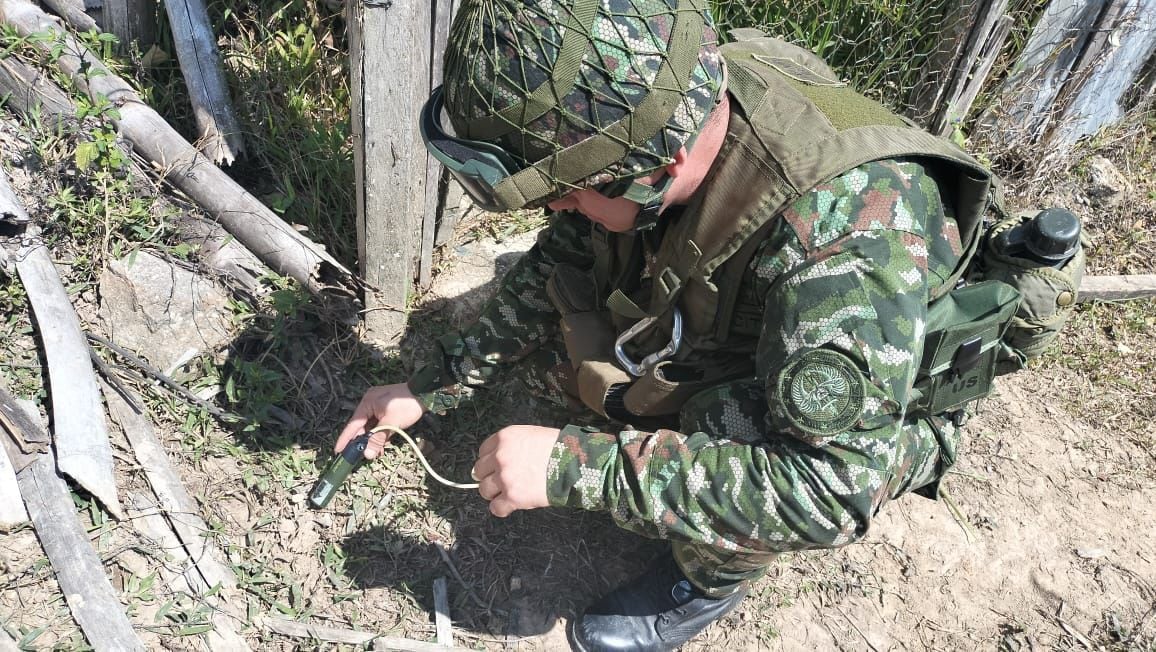 Soldado rastreando mina antipersona en Norte de Santander.