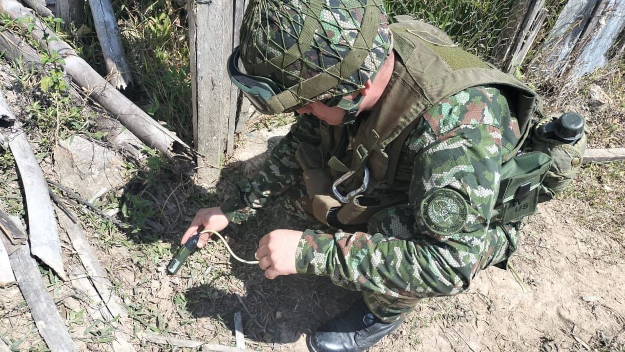Soldado rastreando mina antipersona en Norte de Santander.