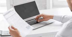 Asegúrese de que su foto se vea profesional. Trucos útiles para las fotos incluyen sonreír, usar vestido apropiado y utilizar la luz adecuada