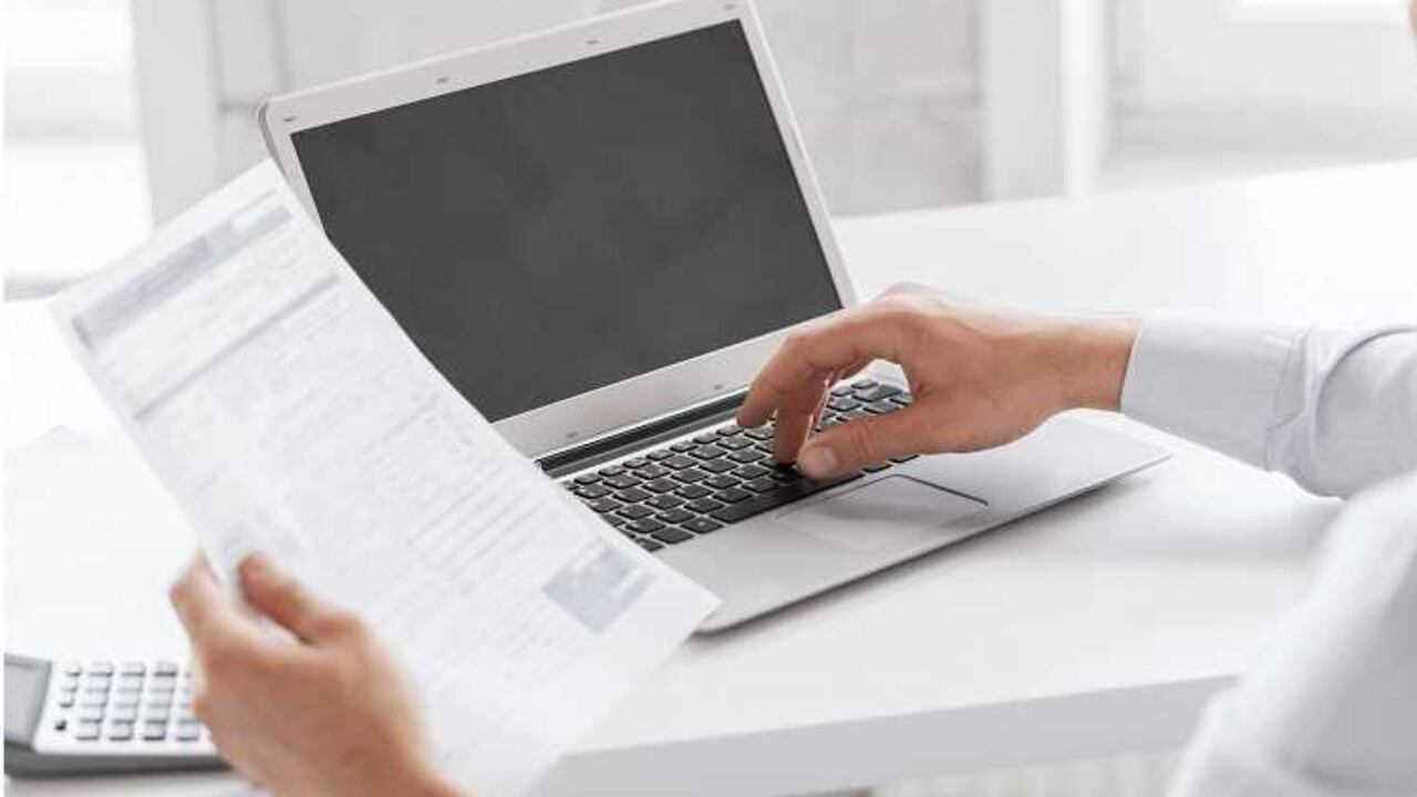 Asegúrese de que su foto se vea profesional. Trucos útiles para las fotos incluyen sonreír, usar vestido apropiado y utilizar la luz adecuada