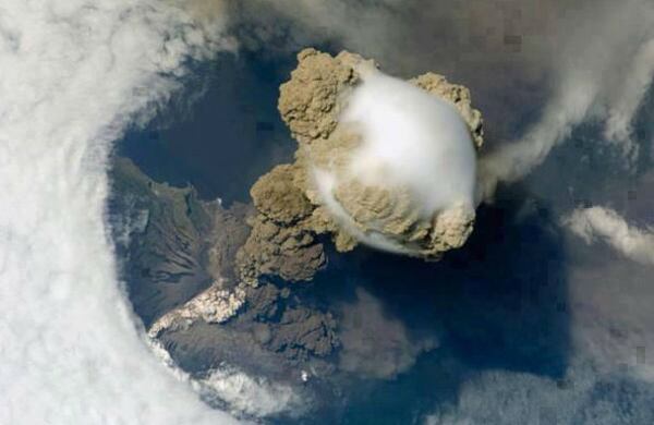 Captura del estallido del volcán Pacaya en Guatemala. (AP)