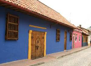 Para caminar, el lugar con más historia y más bohemio de Bogotá, La Candelaria. Esta ubicado de sur a norte entre las calles 6 y Avenida Jiménez y de Oriente a Occidente entre la Avenida Circunvalar y la carrera Octava. Cultura, arte, artesanías y los mejores restaurantes y bares. Valor: entre $10.000 y 30.000