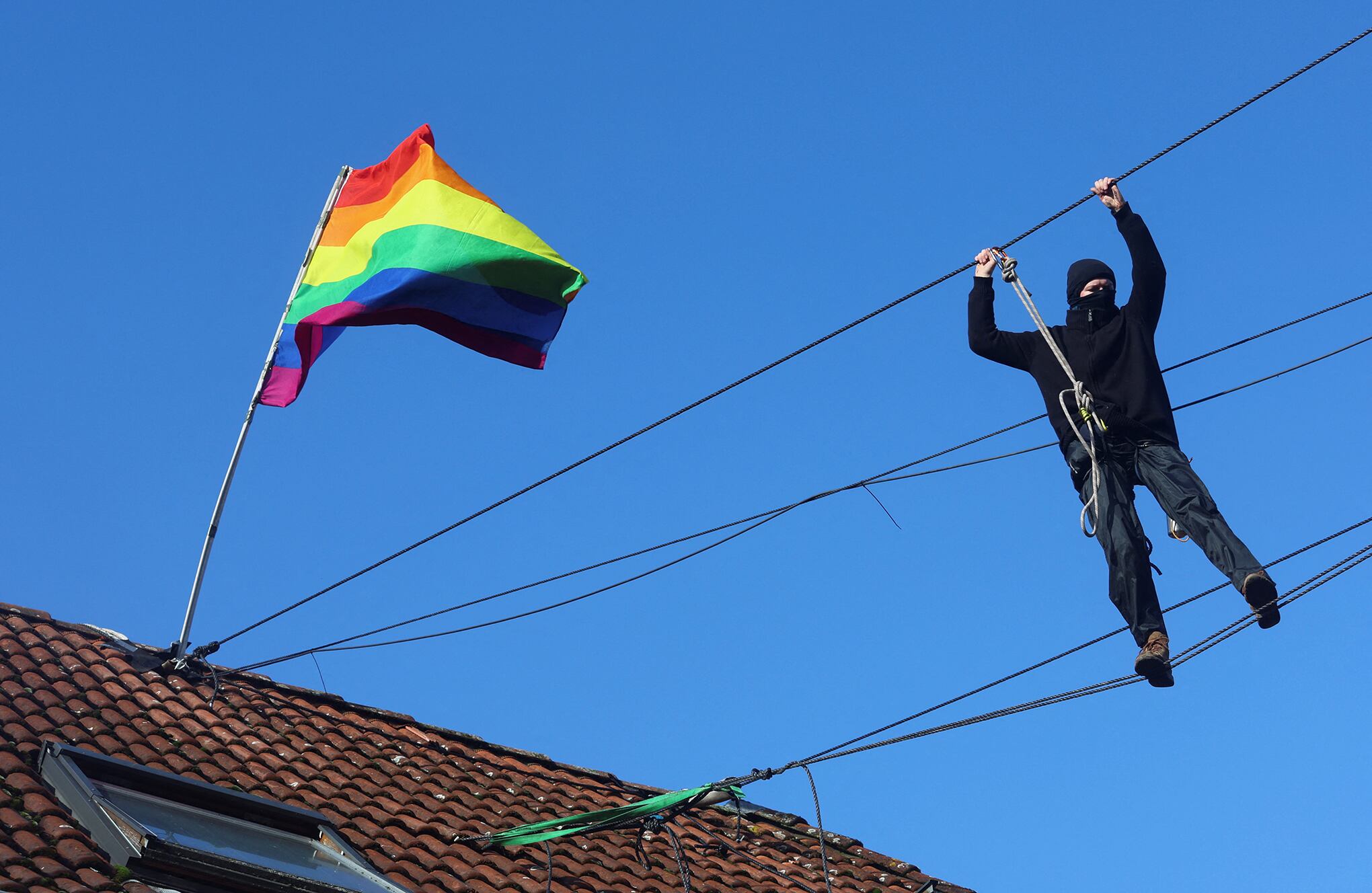En imágenes : La policía avanza contra manifestantes de la mina de carbón atrincherados en un pueblo alemán abandonado.