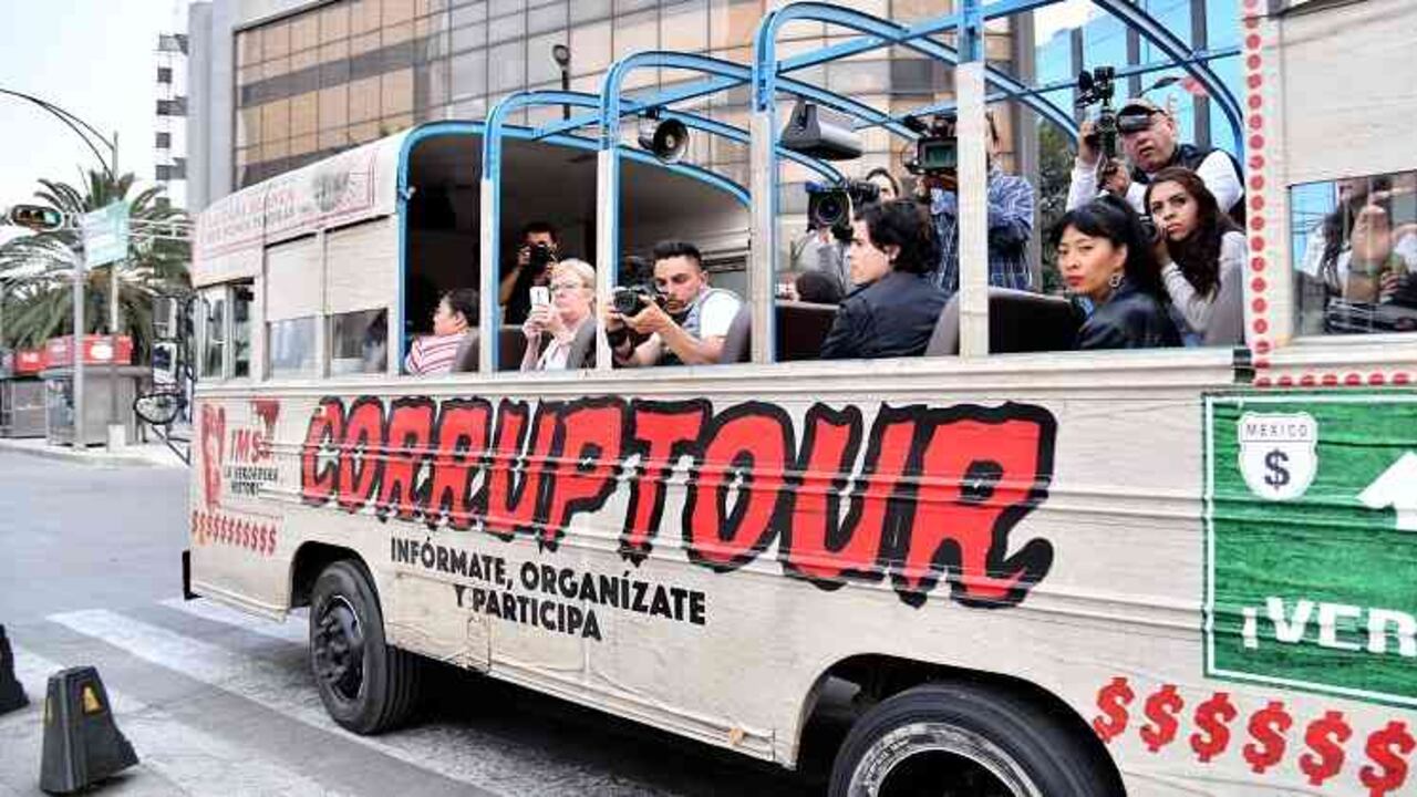 El Corruptour es un recorrido que visibiliza sitios emblemáticos de la corrupción en Ciudad de México