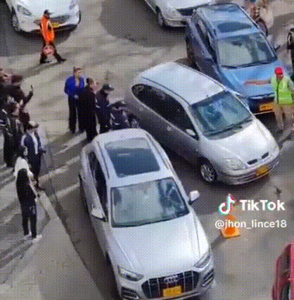 Los videos que circularon en las redes sociales muestran momentos de tensión y agresión entre conductores que intentaban estacionar sus vehículos en medio de la aglomeración y la escasez de espacio para aparcar.