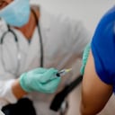 Estudios recientes han demostrado que la vacuna contra la influenza reduce el riesgo de enfermarse entre un 40 y un 60 por ciento en la población general.