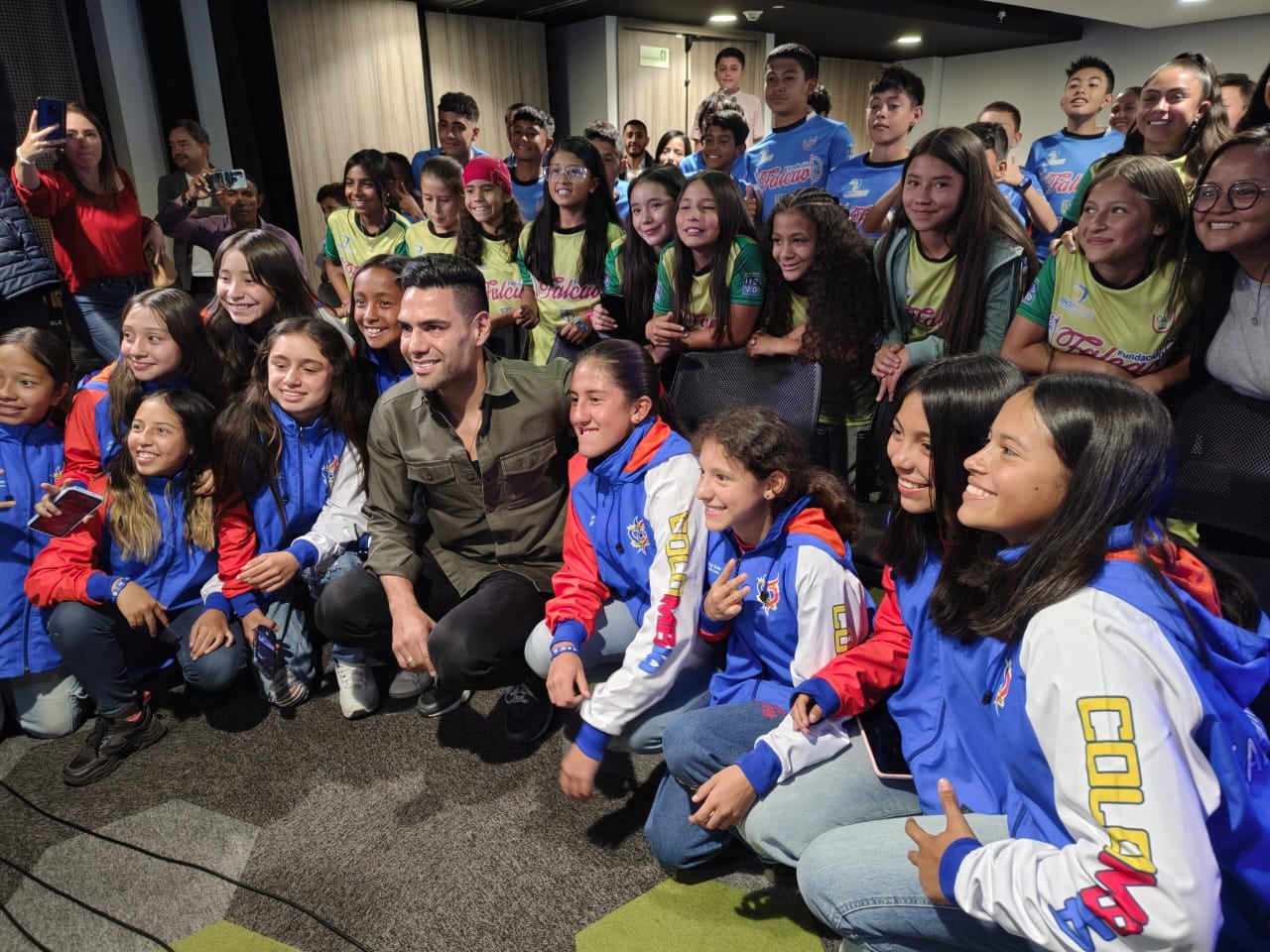 Falcao junto a los participantes de la Competencia Futuros Tigres.