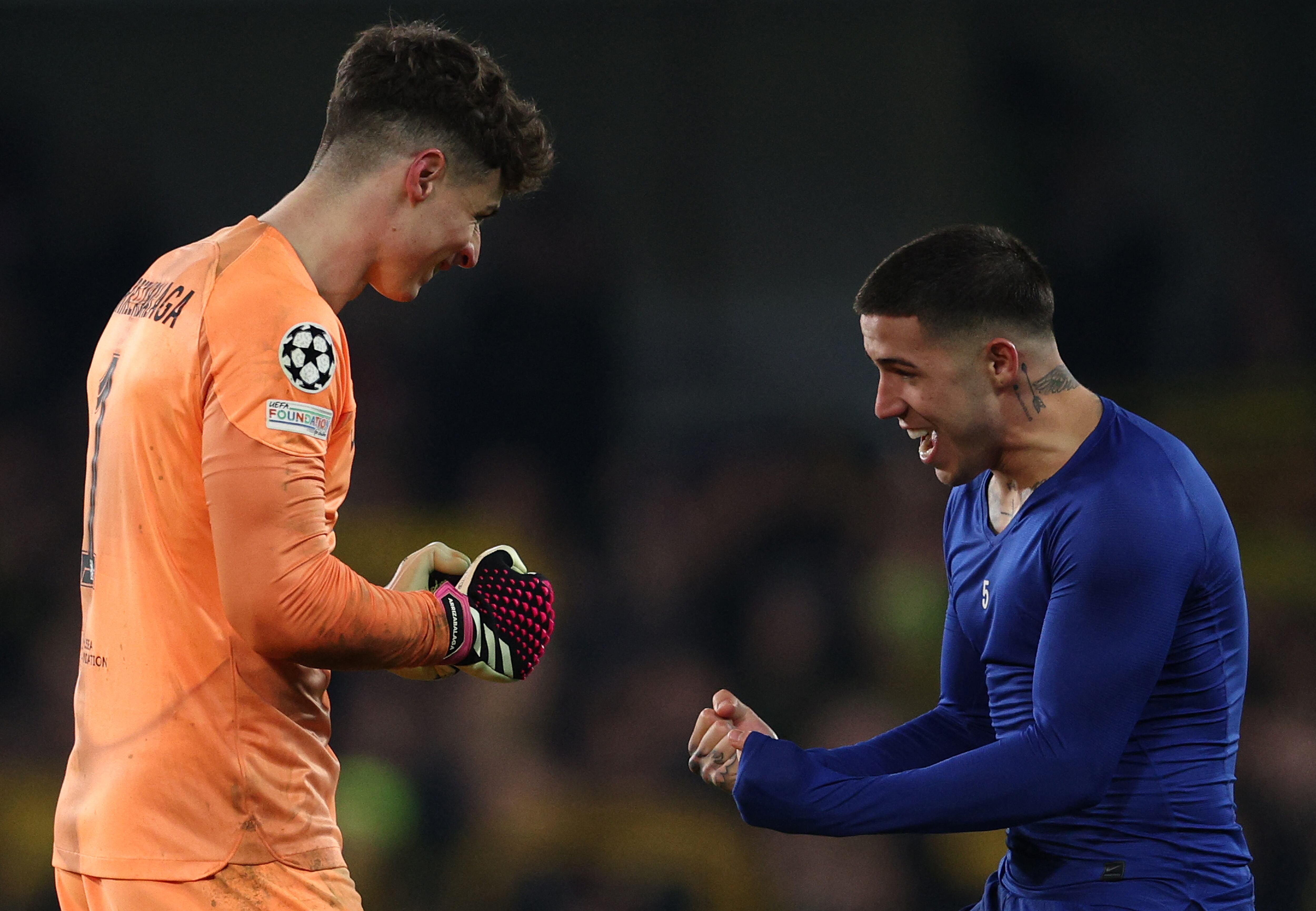 Kepa Arrizabalaga y Enzo Fernández celebran el paso de Chelsea a la siguiente fase.