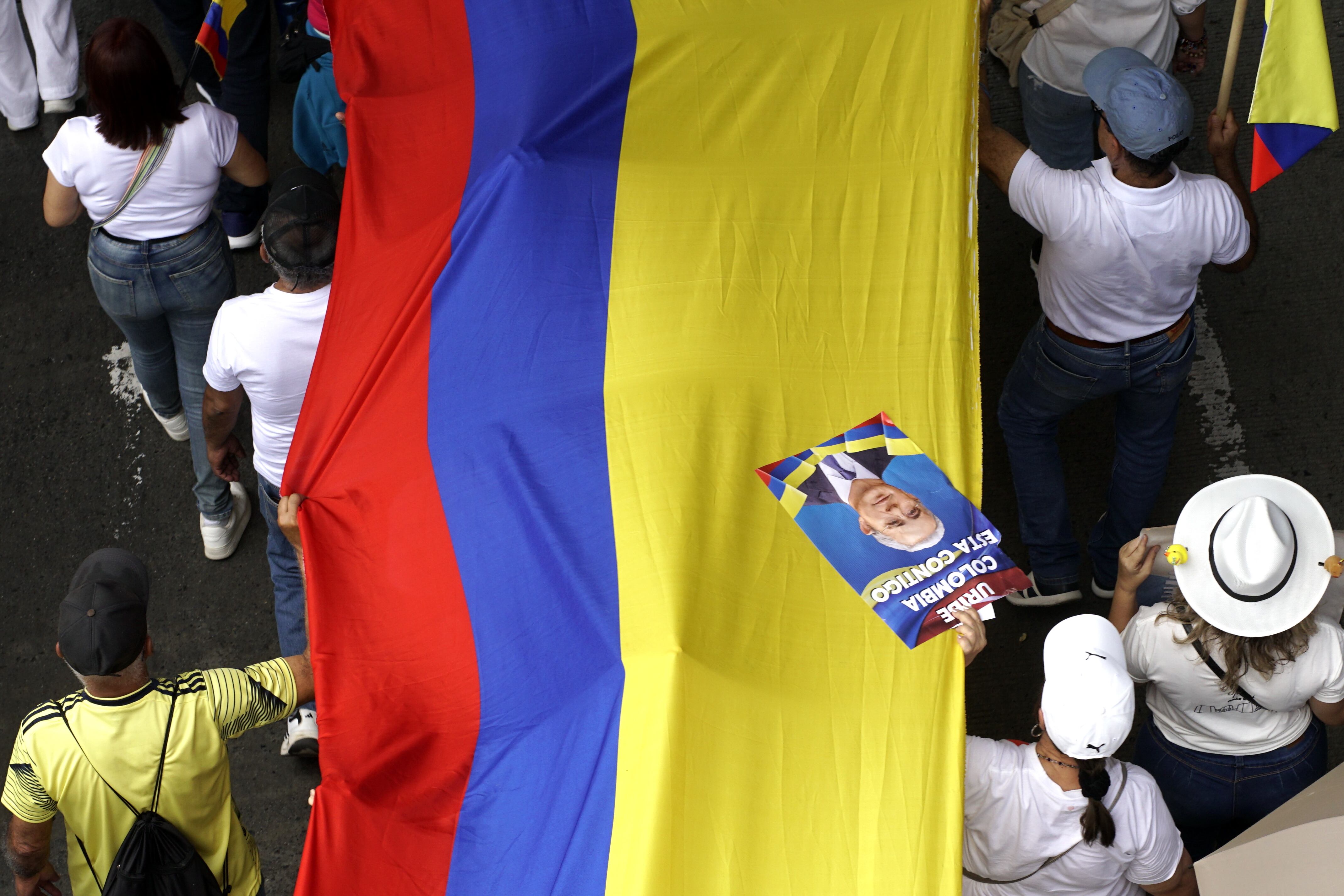 Marchas en apoyo al expresidente Álvaro Uribe en Cali. Foto Jorge Orozco