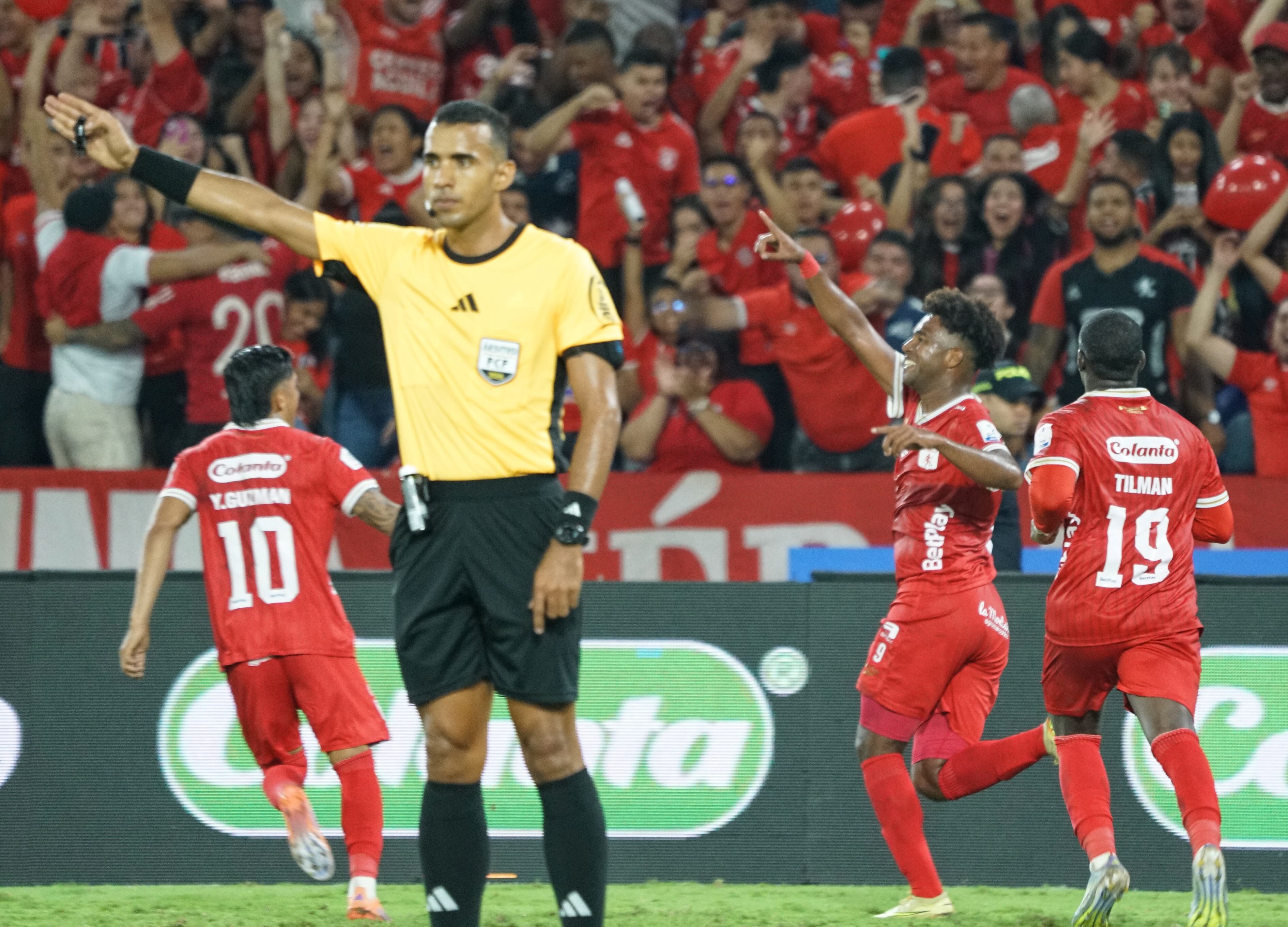 América de Cali derrota 1 a 0 a Santa Fe con el debut soñado del ecuatoriano Daniel Valencia, en el cumpleaños 99 de los escarlatas
