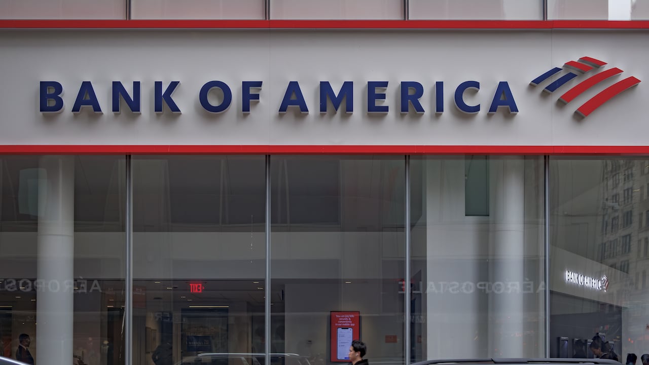 Cartel en la entrada de una sucursal del Bank Of America en Manhattan.