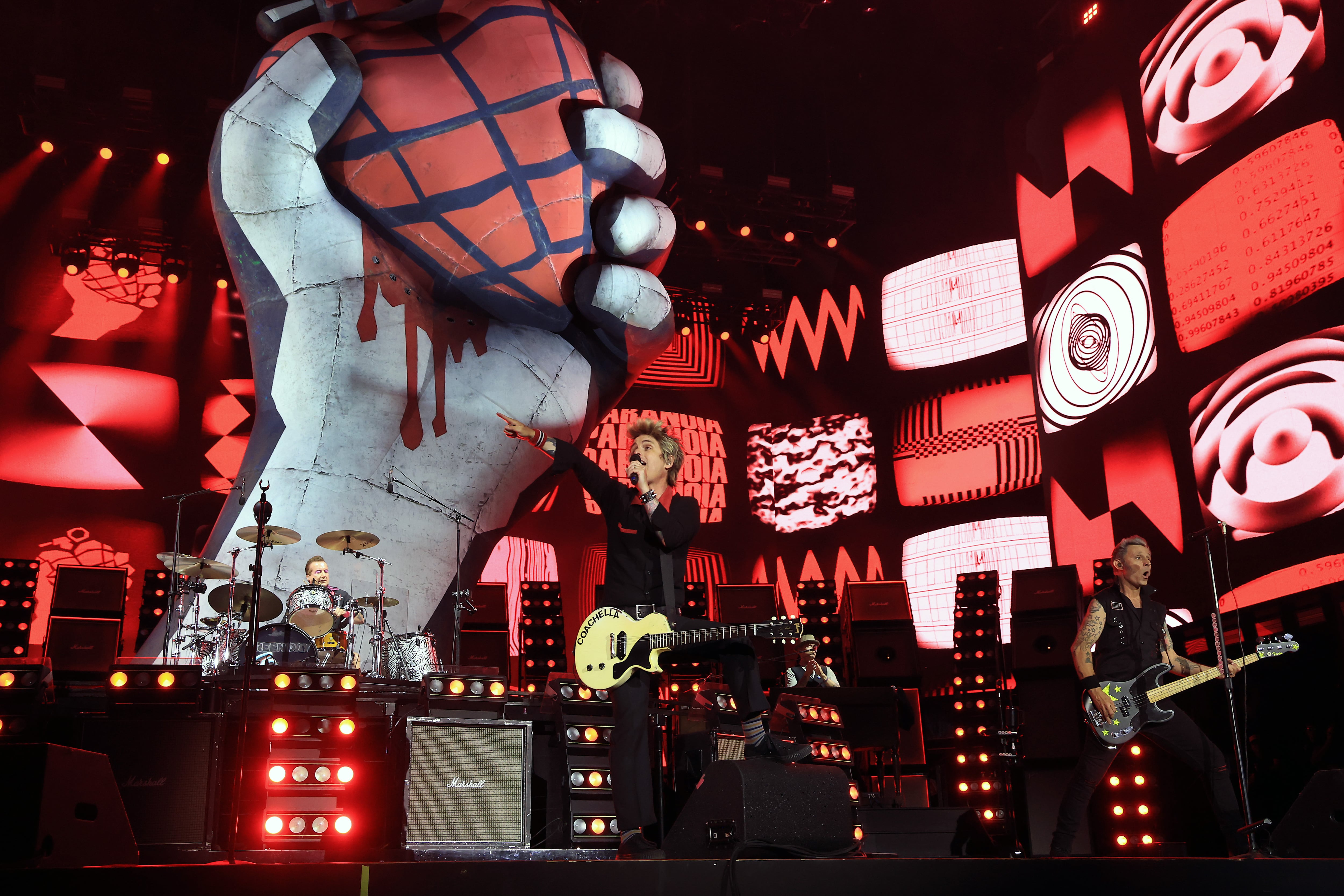 Tré Cool, Billie Joe Armstrong y Mike Dirnt de Green Day en el Festival Coachella 2025 Coachella. (Foto de Kevin Mazur/Getty Images para Coachella).