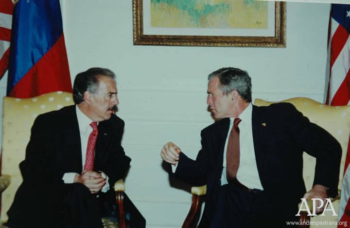 El presidente de Colombia, Andrés Pastrana, (1998-2002) con el presidente de Estados Unidos, George W. Bush (2001-2009). Foto: Andrés Pastrana Arango 