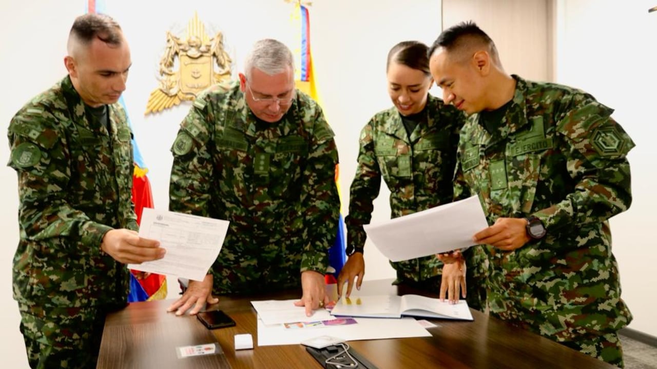 El nuevo comandante de las Fuerzas Militares, general Helder Fernan Giraldo Bonilla, junto con los capitanes Jeimy Rincón Mancera, Andrés Chaparro Chaparro y Carlos Vargas Carvajal
