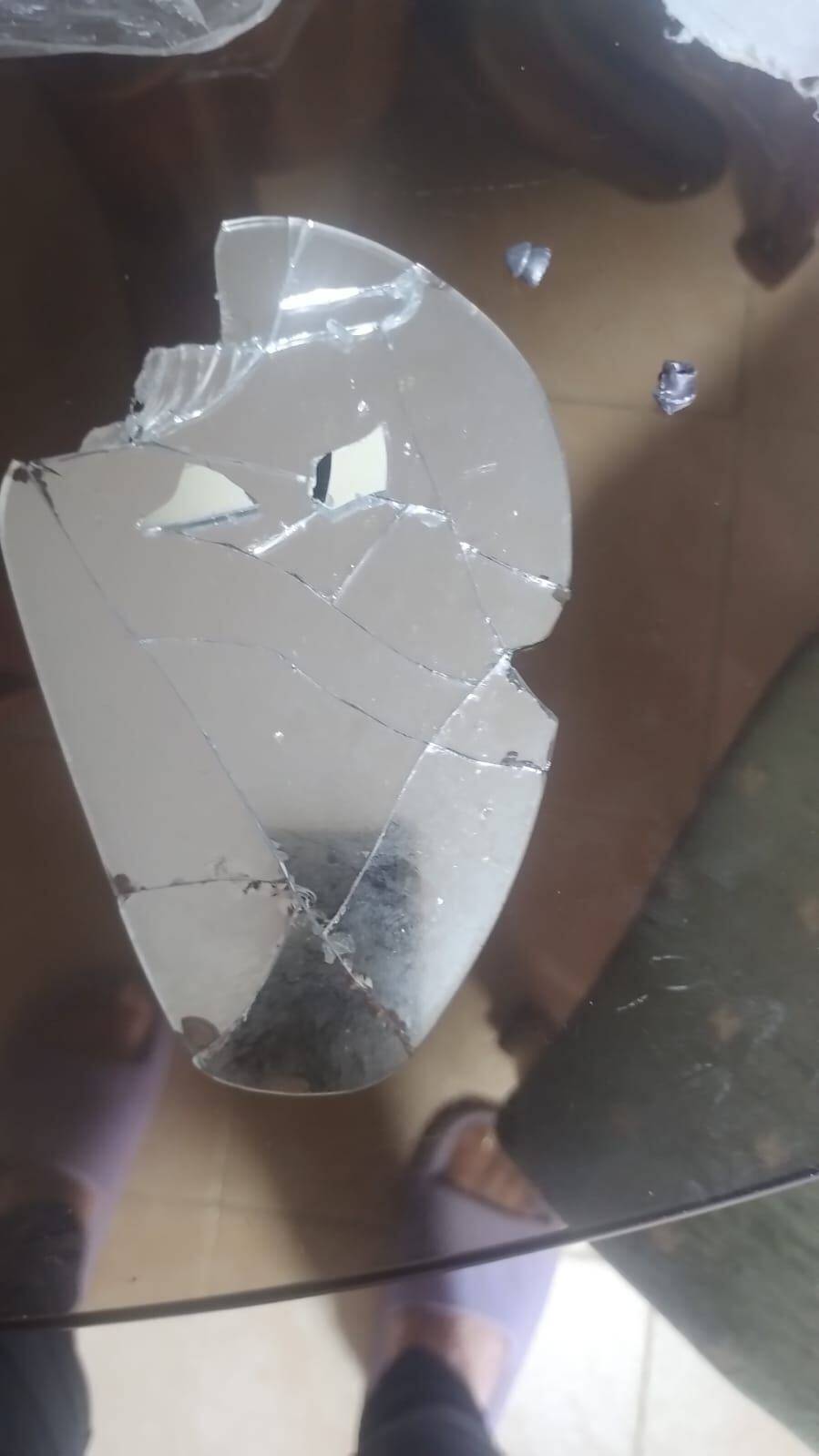 Un disparo con un rifle deportivo, causado por un adolescente de 14 años, estuvo a punto de causar una tragedia en el occidente de Medellín: impactó en un espejo de una moto.