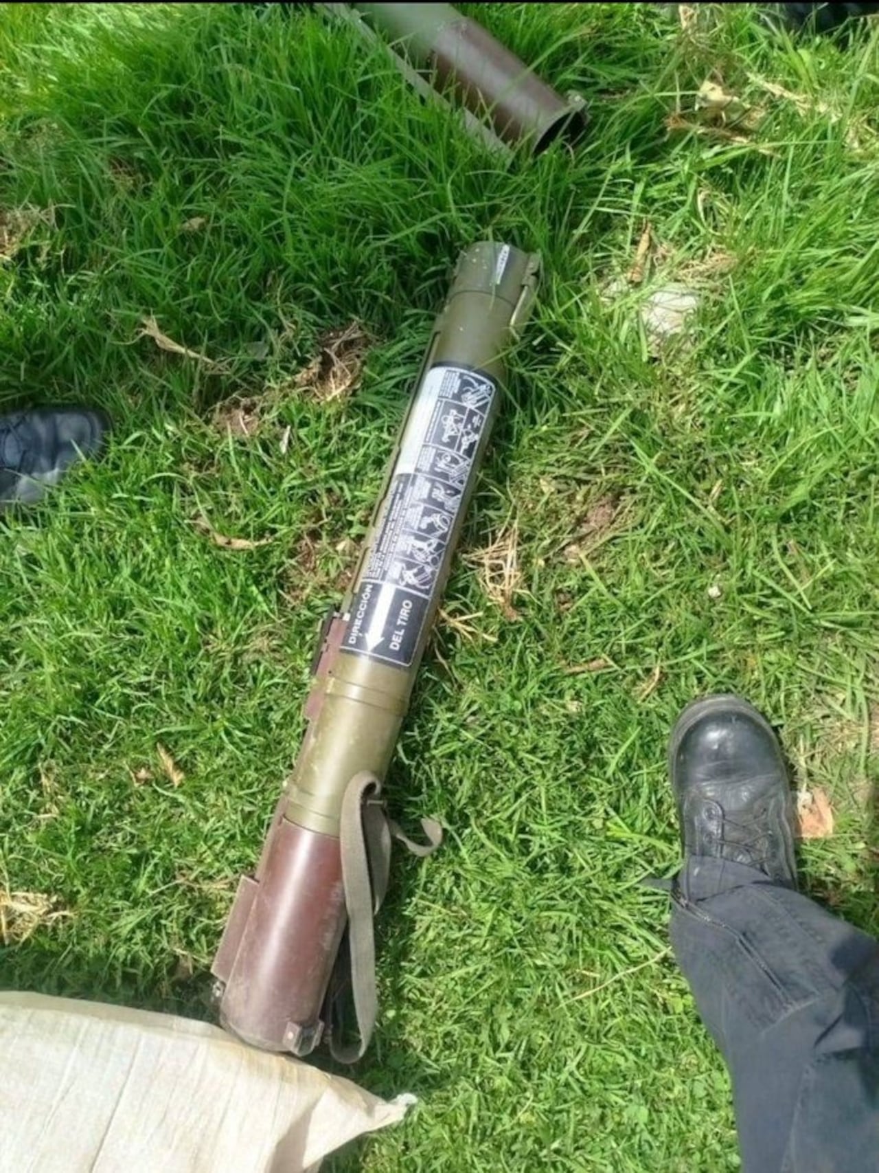 Dos lanzacohetes que fueron encontrados en la calle 6 con Carrera 30 el pasado 20 de febrero, por la vía que frecuenta el presidente.