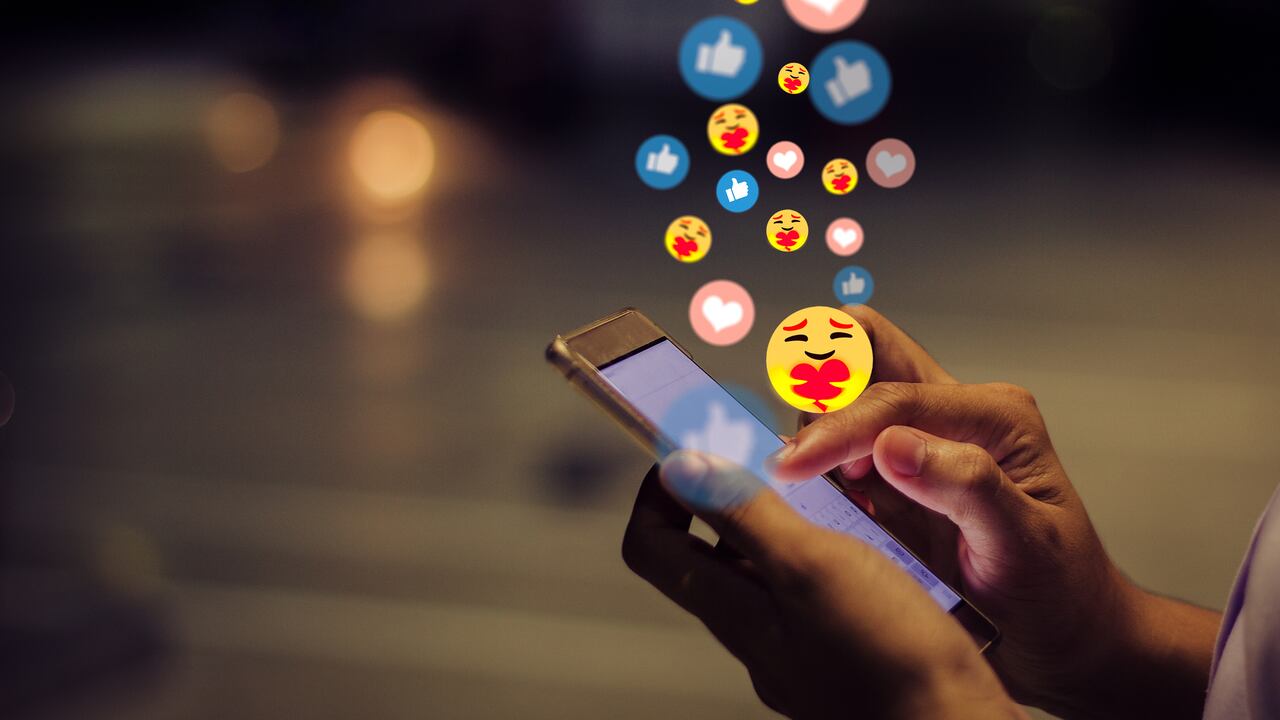 Explore la profundidad de la comunicación digital: conozca el significado detrás de los emojis en WhatsApp.