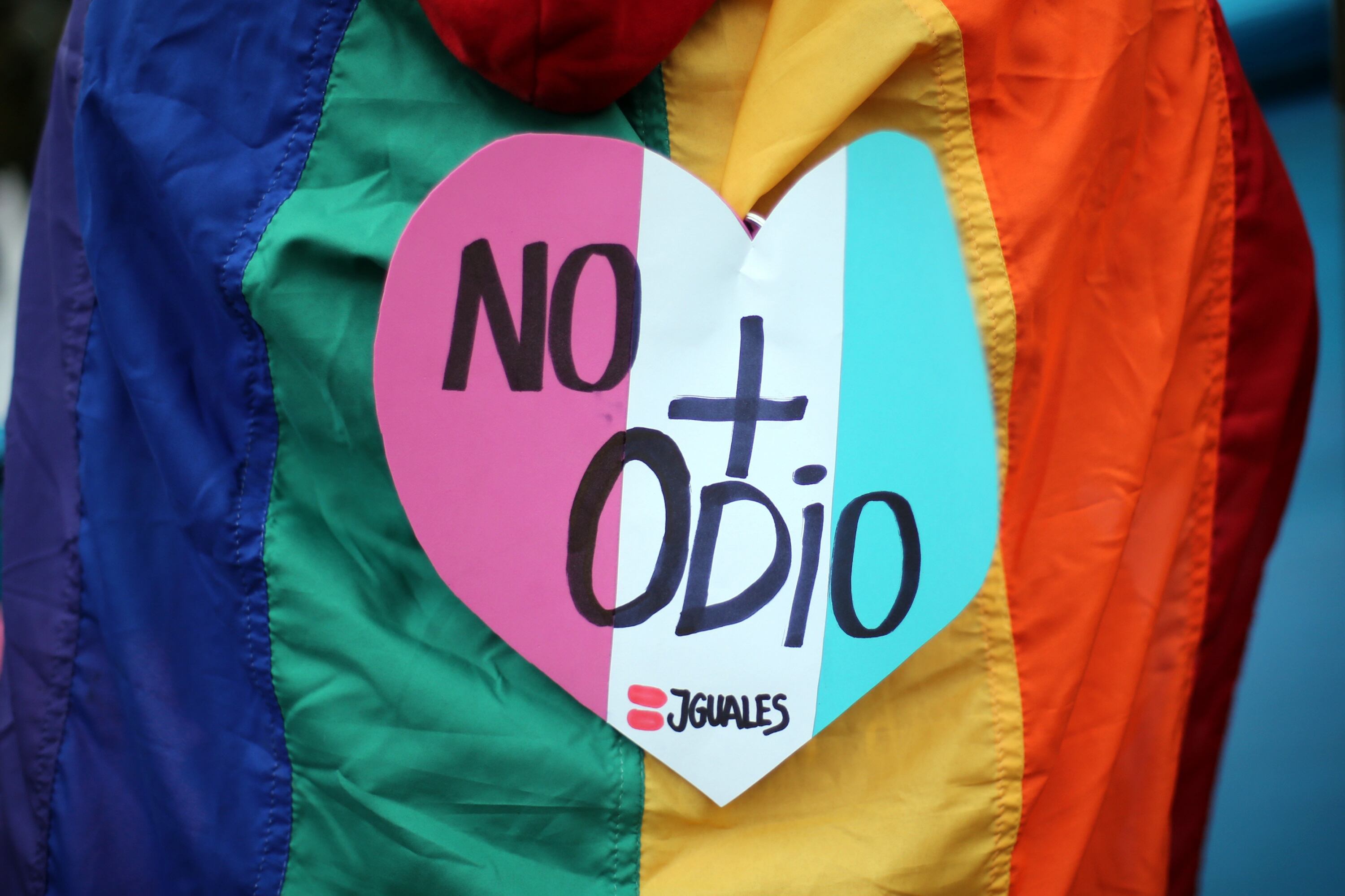 Incidentes y agresiones entre partidarios y detractores marcaron este lunes el recorrido por las calles de Santiago de Chile del "Bus de la Libertad", impulsado por diversas organizaciones ultracatólicas que cuestionan los derechos de las personas transgénero y homosexuales.