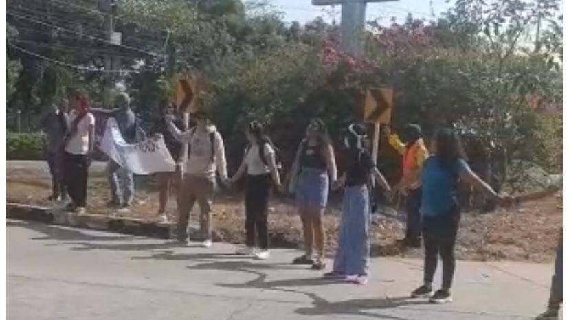Estudiantes bloquearon una importante vía en Barranquilla.