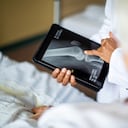 Los huesos dan soporte y permiten la movilidad del cuerpo, además, protegen de lesiones al cerebro, al corazón y a otros órganos.