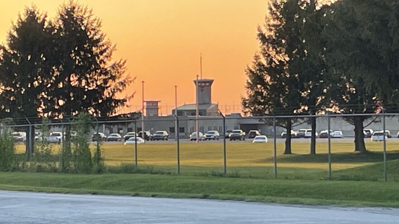 Vista del centro penitenciario Speedway Slammer, mostrando torres, muros perimetrales y unidades de vigilancia.