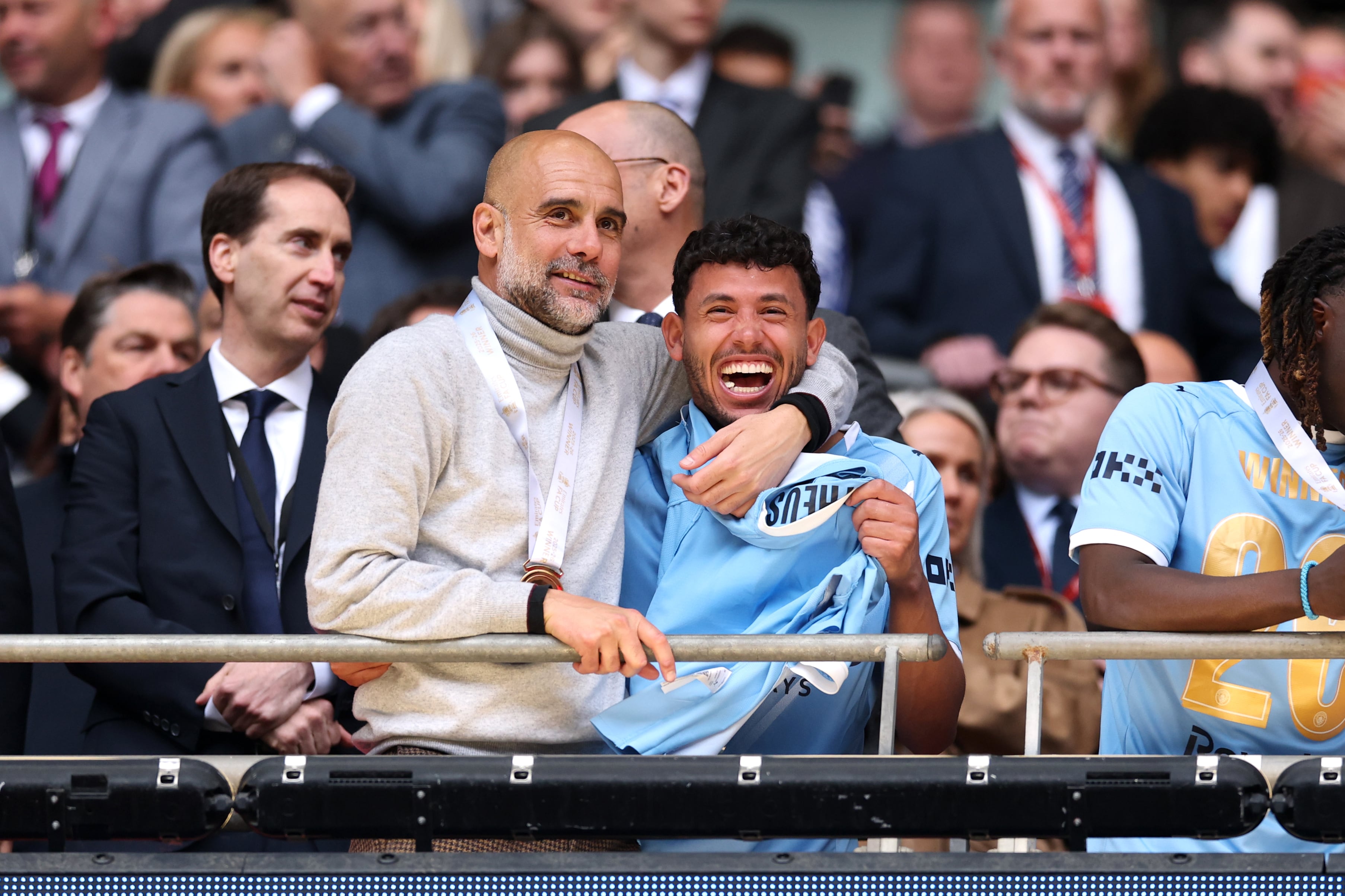 Pep Guardiola celebrando la FA Cup 2026 con Manchester City.