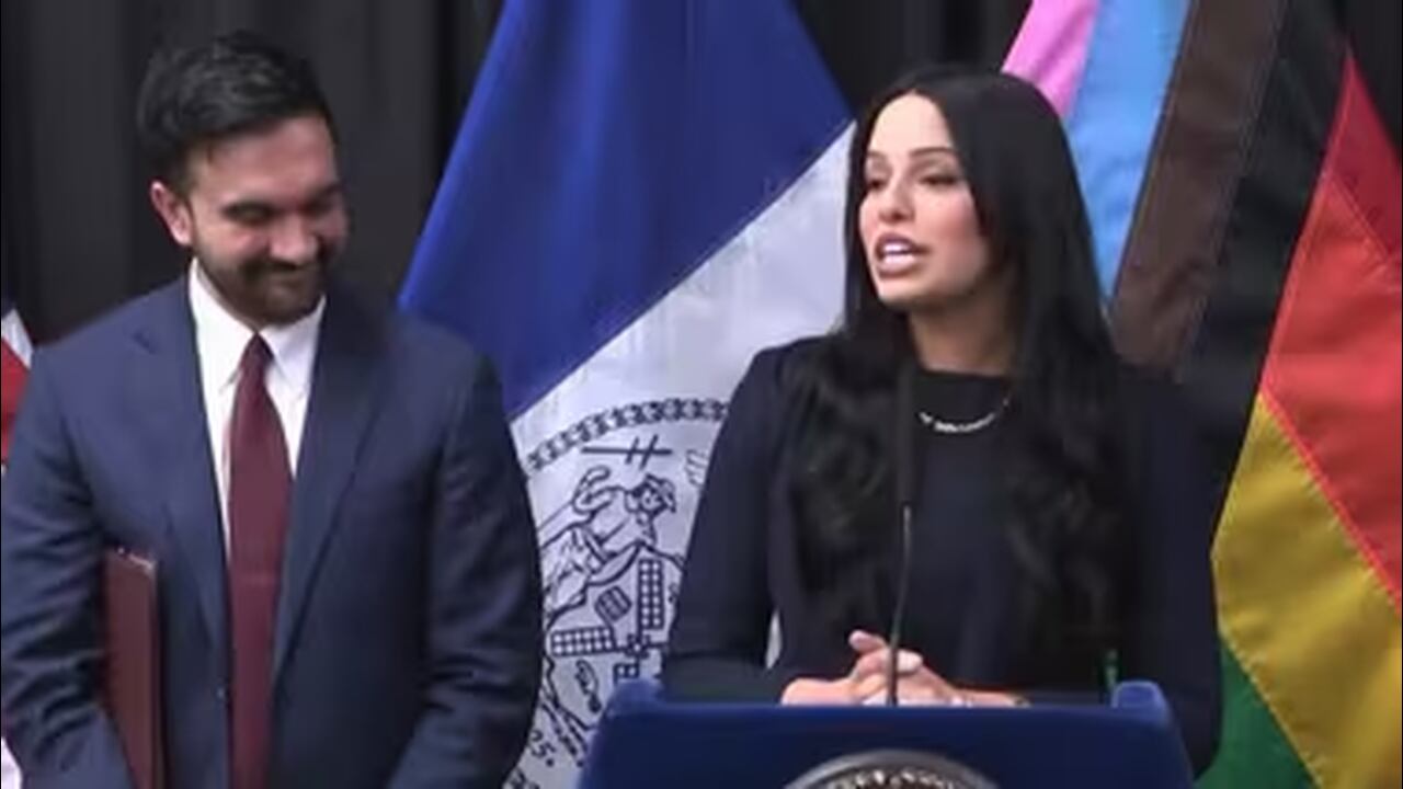 La nueva líder, Taylor Brown, se presentó acompañada del alcalde Zohran Mamdani.