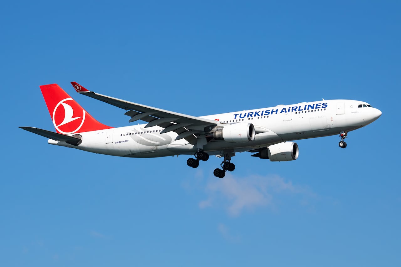 Avión de pasajeros Airbus A330-200 TC-JIL de Turkish Airlines aterrizando en el Aeropuerto Ataturk de Estambul.