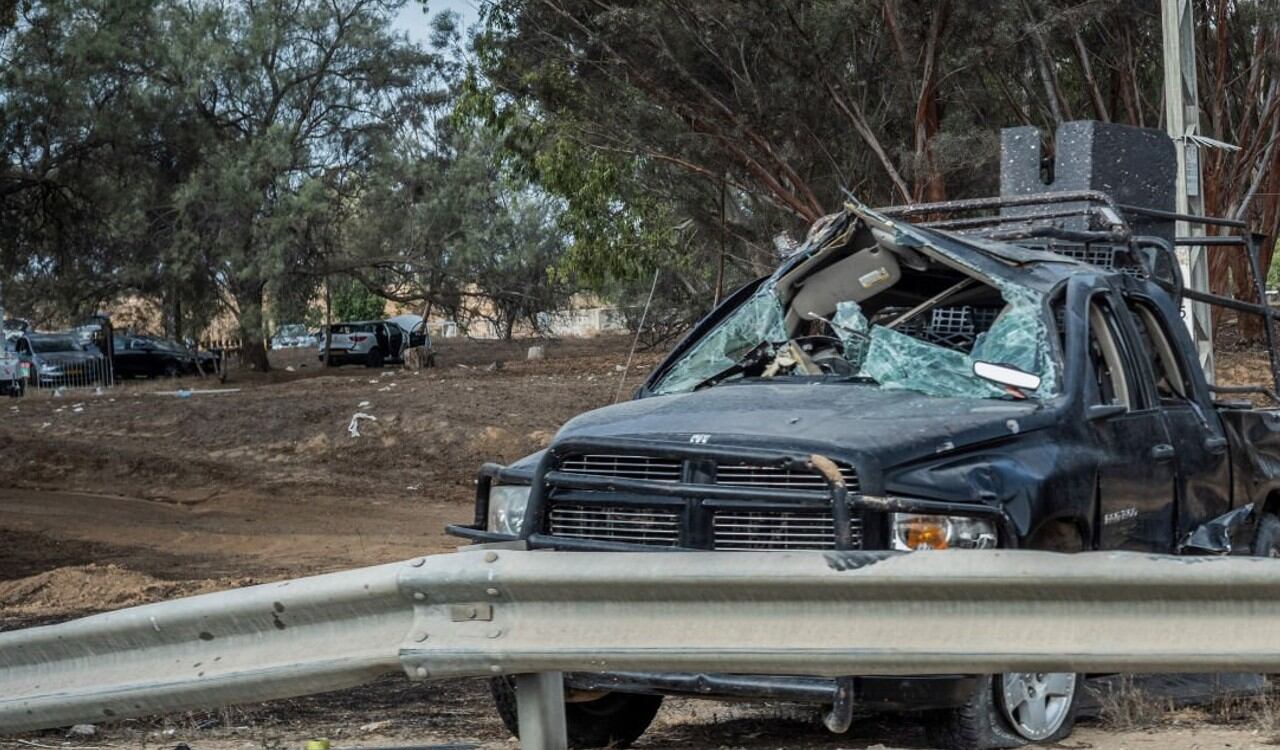 Carros destruidos se podían ver en el festival de música electrónica que atacó el grupo Hamás