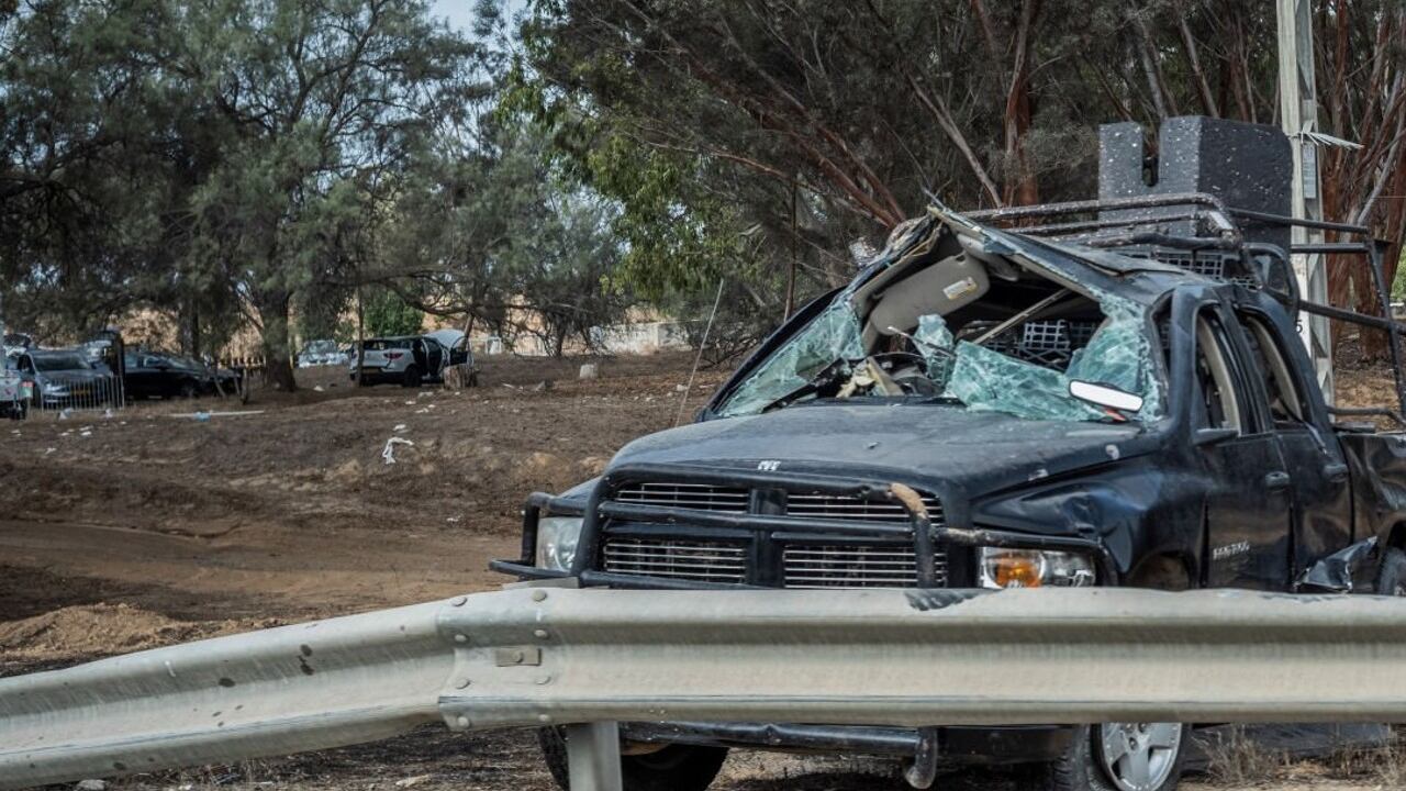Carros destruidos se podían ver en el festival de música electrónica que atacó el grupo Hamás