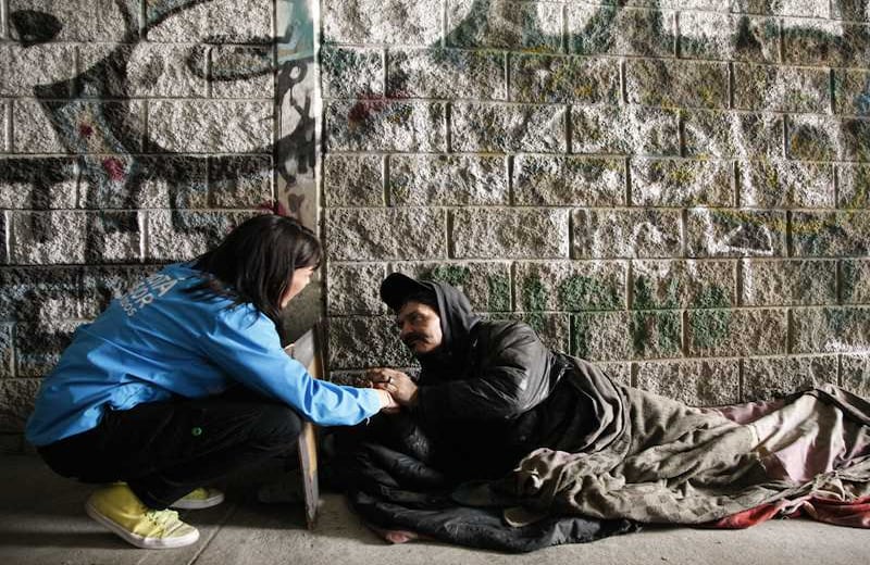 Claudia Molina de “Contacto Activo” convence a Arturo Castillo, habitante de la calle en el puente de la avenida El dorado con carrera 13. Foto: León Darío Peláez.